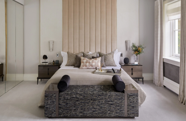 Kamar dengan karpet berbulu tebal dan kain gorden transparan